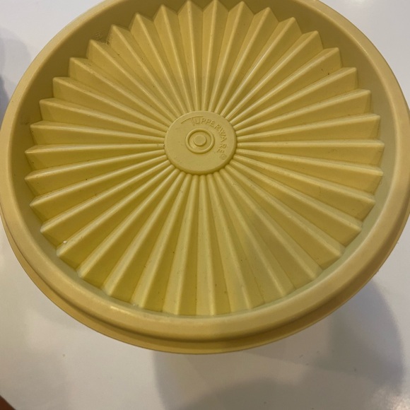 Vintage Tupperware Servalier Canister Container 805-4 Yellow with Lid - Picture 2 of 4